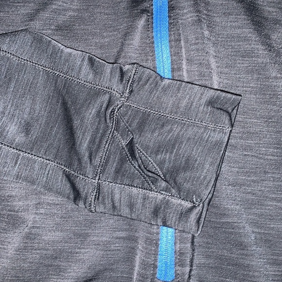 Under Armour Cold Gear.  Size XS.  Long sleeve. 1/2 length zip pull over. - Picture 4 of 5